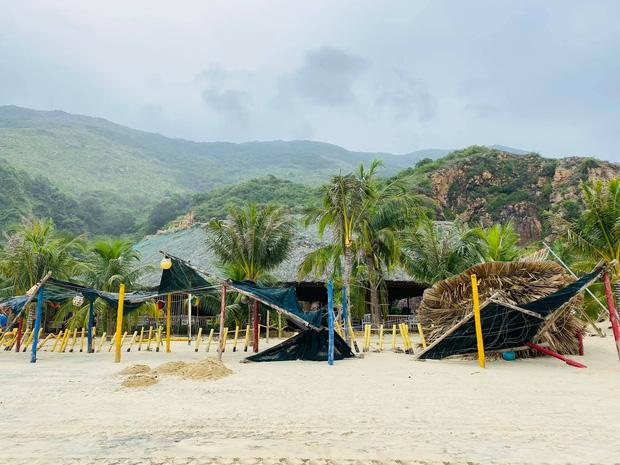 Bãi biển Quy Nhơn 1 ngày sau bão số 9: Khung cảnh tan hoang, các công trình du lịch bị phá hủy gần như toàn bộ-1