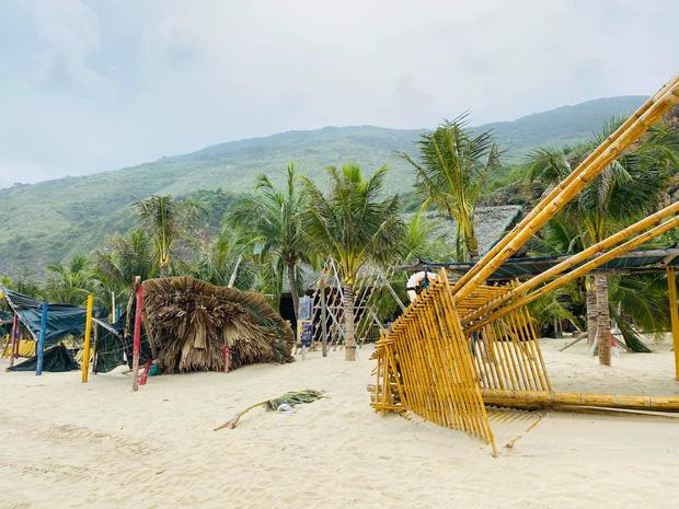 Bãi biển Quy Nhơn 1 ngày sau bão số 9: Khung cảnh tan hoang, các công trình du lịch bị phá hủy gần như toàn bộ-2