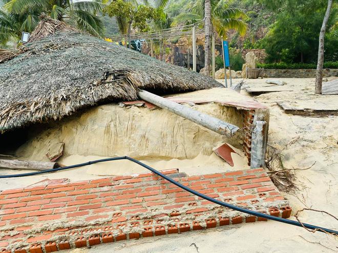 Bãi biển Quy Nhơn 1 ngày sau bão số 9: Khung cảnh tan hoang, các công trình du lịch bị phá hủy gần như toàn bộ-10