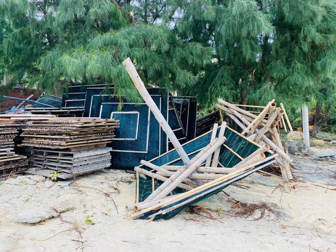 Bãi biển Quy Nhơn 1 ngày sau bão số 9: Khung cảnh tan hoang, các công trình du lịch bị phá hủy gần như toàn bộ-11