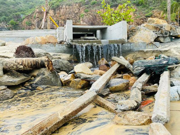 Bãi biển Quy Nhơn 1 ngày sau bão số 9: Khung cảnh tan hoang, các công trình du lịch bị phá hủy gần như toàn bộ-3