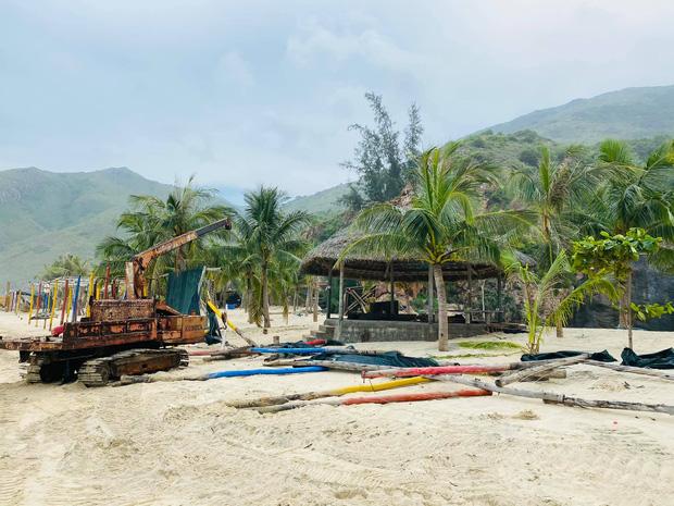 Bãi biển Quy Nhơn 1 ngày sau bão số 9: Khung cảnh tan hoang, các công trình du lịch bị phá hủy gần như toàn bộ-5