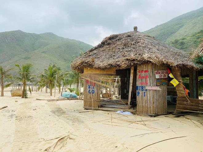 Bãi biển Quy Nhơn 1 ngày sau bão số 9: Khung cảnh tan hoang, các công trình du lịch bị phá hủy gần như toàn bộ-7