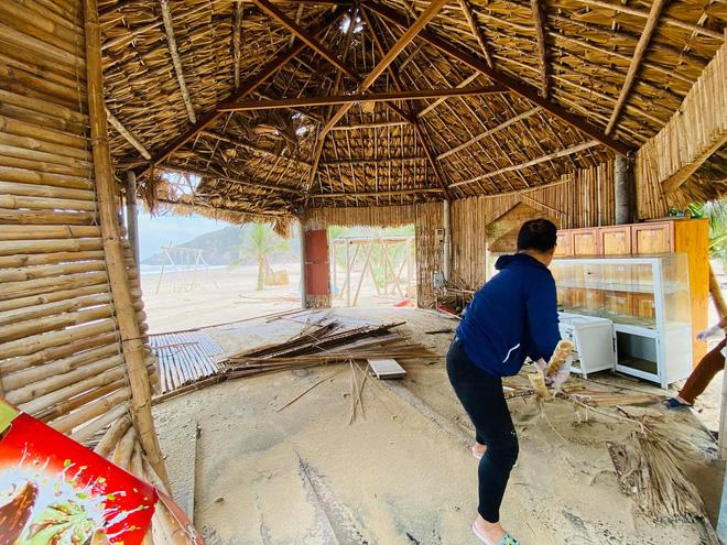 Bãi biển Quy Nhơn 1 ngày sau bão số 9: Khung cảnh tan hoang, các công trình du lịch bị phá hủy gần như toàn bộ-8