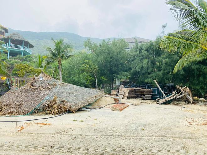 Bãi biển Quy Nhơn 1 ngày sau bão số 9: Khung cảnh tan hoang, các công trình du lịch bị phá hủy gần như toàn bộ-9