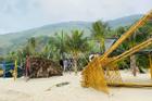 Bãi biển Quy Nhơn 1 ngày sau bão số 9: Khung cảnh tan hoang, các công trình du lịch bị phá hủy gần như toàn bộ