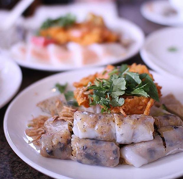 Thúy Vi ăn chơi đĩa bánh cuốn tôm thịt cay xè, dân mạng nhìn ứa gan-7