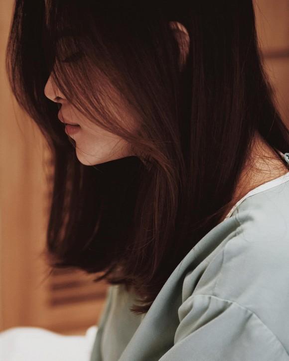 Loạt ảnh hiếm hoi Đông Nhi trong phòng sinh, hé lộ dung mạo con gái-1