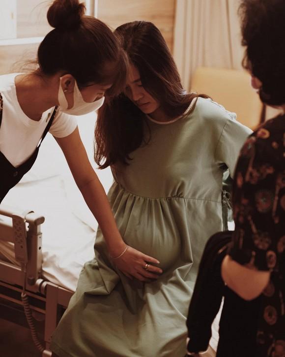 Loạt ảnh hiếm hoi Đông Nhi trong phòng sinh, hé lộ dung mạo con gái-2