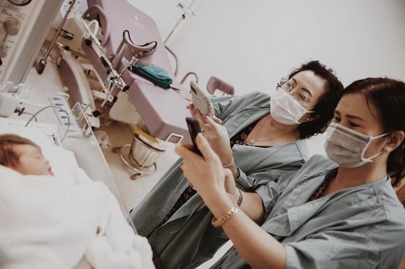 Loạt ảnh hiếm hoi Đông Nhi trong phòng sinh, hé lộ dung mạo con gái-14