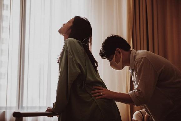 Loạt ảnh hiếm hoi Đông Nhi trong phòng sinh, hé lộ dung mạo con gái-7