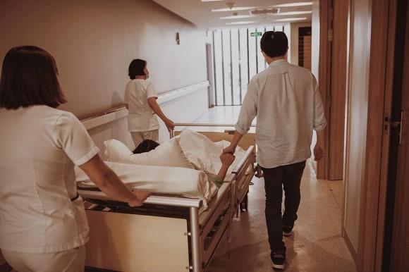 Loạt ảnh hiếm hoi Đông Nhi trong phòng sinh, hé lộ dung mạo con gái-8