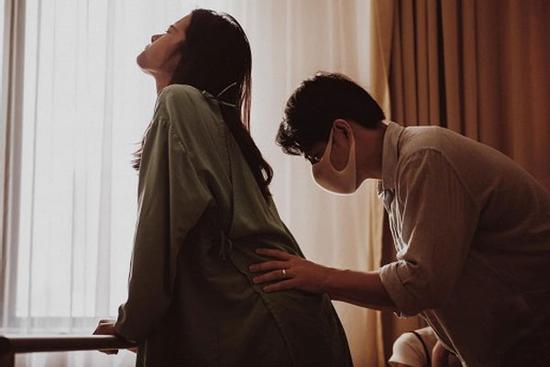 Loạt ảnh hiếm hoi Đông Nhi trong phòng sinh, hé lộ dung mạo con gái