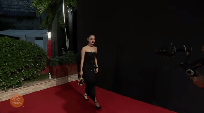 Cùng diện đầm Chanel: Gia Quý phi của Như Ý Truyện sang chảnh, Jennie lép vế vì đôi sandals tòe ngón-1