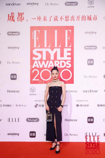 Cùng diện đầm Chanel: Gia Quý phi của Như Ý Truyện sang chảnh, Jennie lép vế vì đôi sandals tòe ngón-3