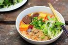 Khách nước ngoài ăn thử bún riêu Việt Nam