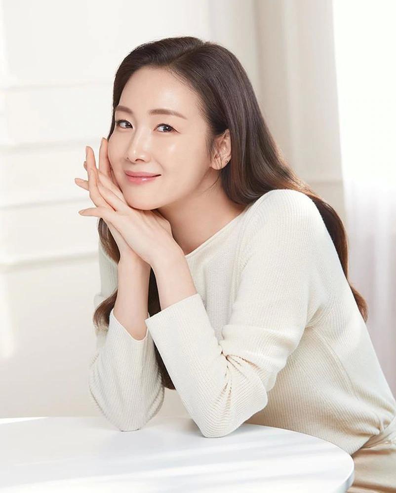 Choi Ji Woo tái xuất sau sinh, nhan sắc tuổi 45 gây choáng ngợp-1