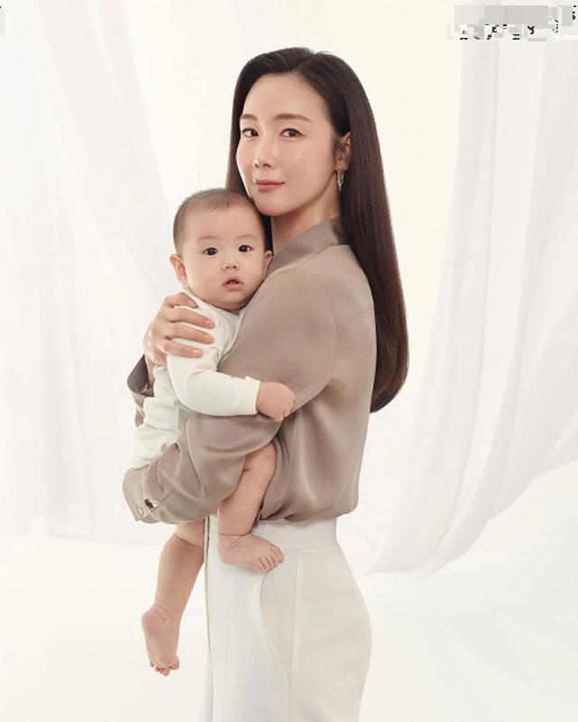 Choi Ji Woo tái xuất sau sinh, nhan sắc tuổi 45 gây choáng ngợp-2
