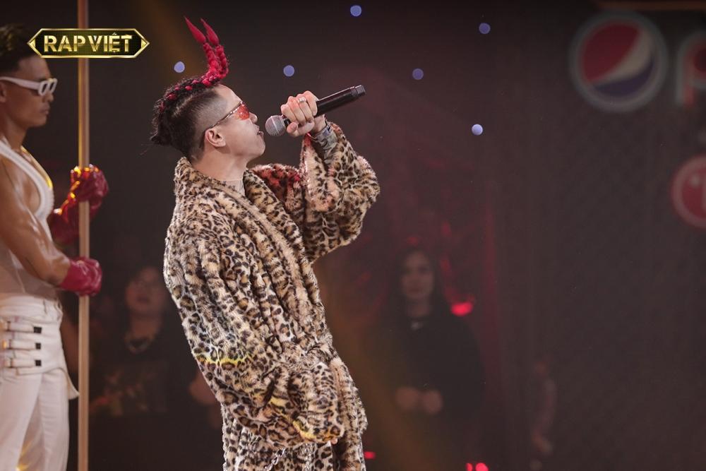 Wowy quỳ lạy Suboi vì cô biến thí sinh từ người thành quỷ-5