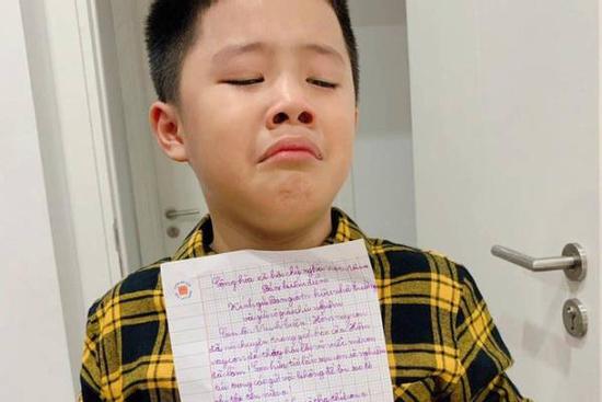 Quý tử khóc mếu vì bị viết bản kiểm điểm, MC Hoàng Linh ứng xử cực lầy