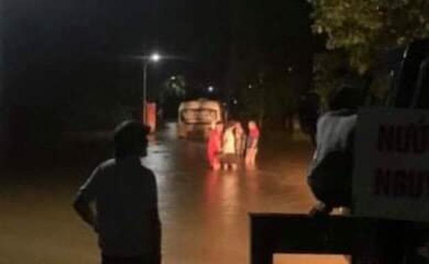 Liều lĩnh chạy vào đường ngập, xe buýt Hà Tĩnh bị nước lũ cuốn trôi-1