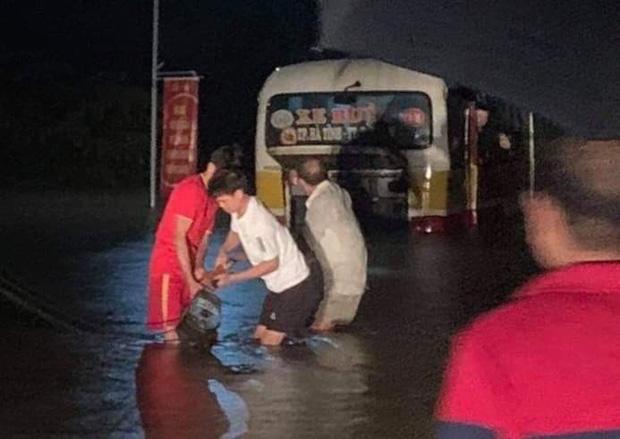 Liều lĩnh chạy vào đường ngập, xe buýt Hà Tĩnh bị nước lũ cuốn trôi-2