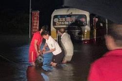 Liều lĩnh chạy vào đường ngập, xe buýt Hà Tĩnh bị nước lũ cuốn trôi