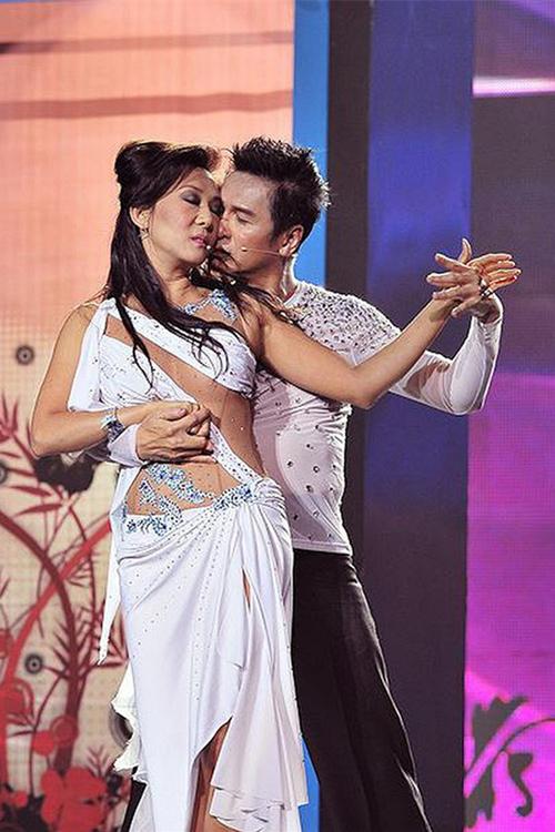 Nguyễn Hưng tuổi 63: Tôi tiêm mặt và sống hạnh phúc bên bà xã-5