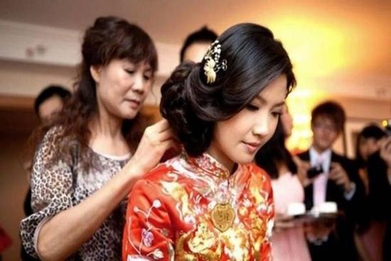 Bị họ hàng chê lấy chồng nghèo, không ngờ ngày cưới, có người phụ nữ lạ mặt trao 10 cây vàng