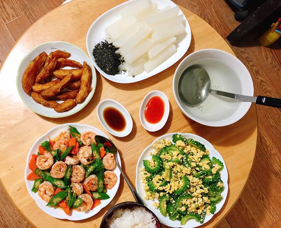 Mâm cơm gia đình ấm cúng, ngon hết nấc đầy món Việt của người vợ 9X tại Nhật Bản-8