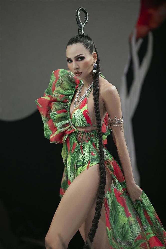 Hội ngộ sàn catwalk: Hà Anh khoe vòng 3 sexy tột độ, Lan Khuê hóa nữ thần-7