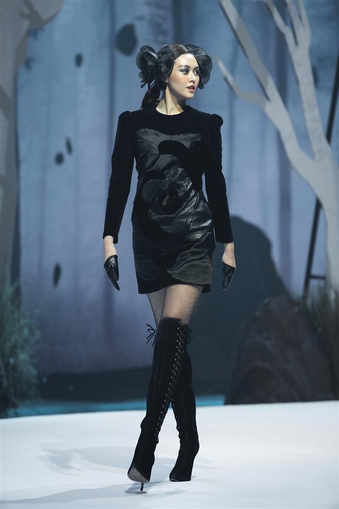 Hội ngộ sàn catwalk: Hà Anh khoe vòng 3 sexy tột độ, Lan Khuê hóa nữ thần-12