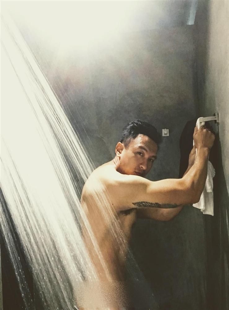 Nam MC mỉa mai Hương Giang không thuần chủng lộ ảnh không mảnh vải-1