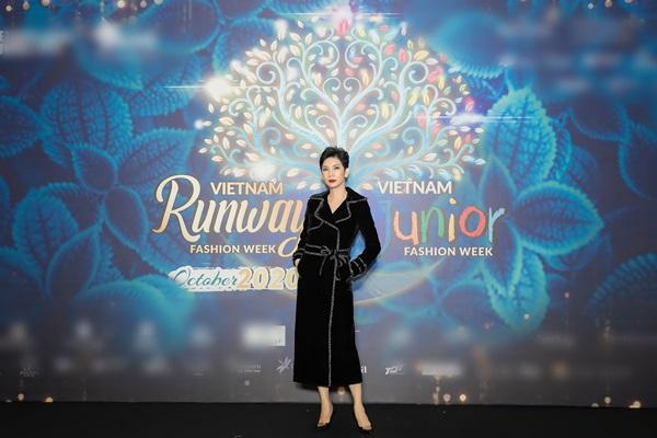 THẢM ĐỎ: Lệ Quyên tái xuất sau tin đồn ly hôn-10