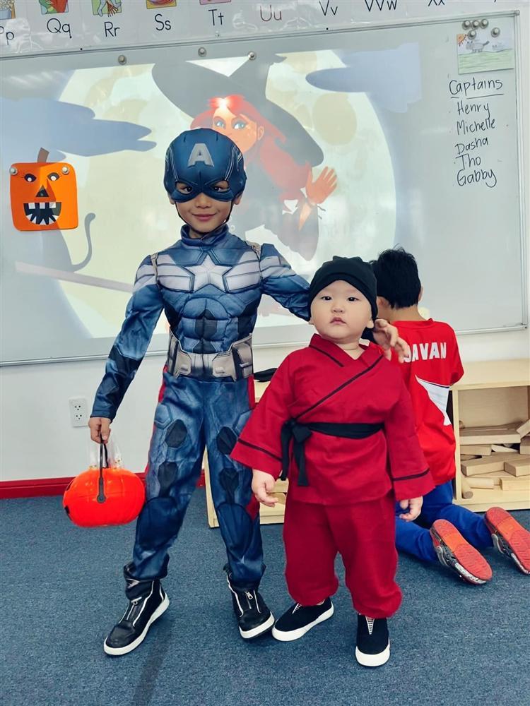 Trà My Idol hoá trang Halloween cho 2 quý tử nhìn cưng muốn xỉu lên xỉu xuống-2