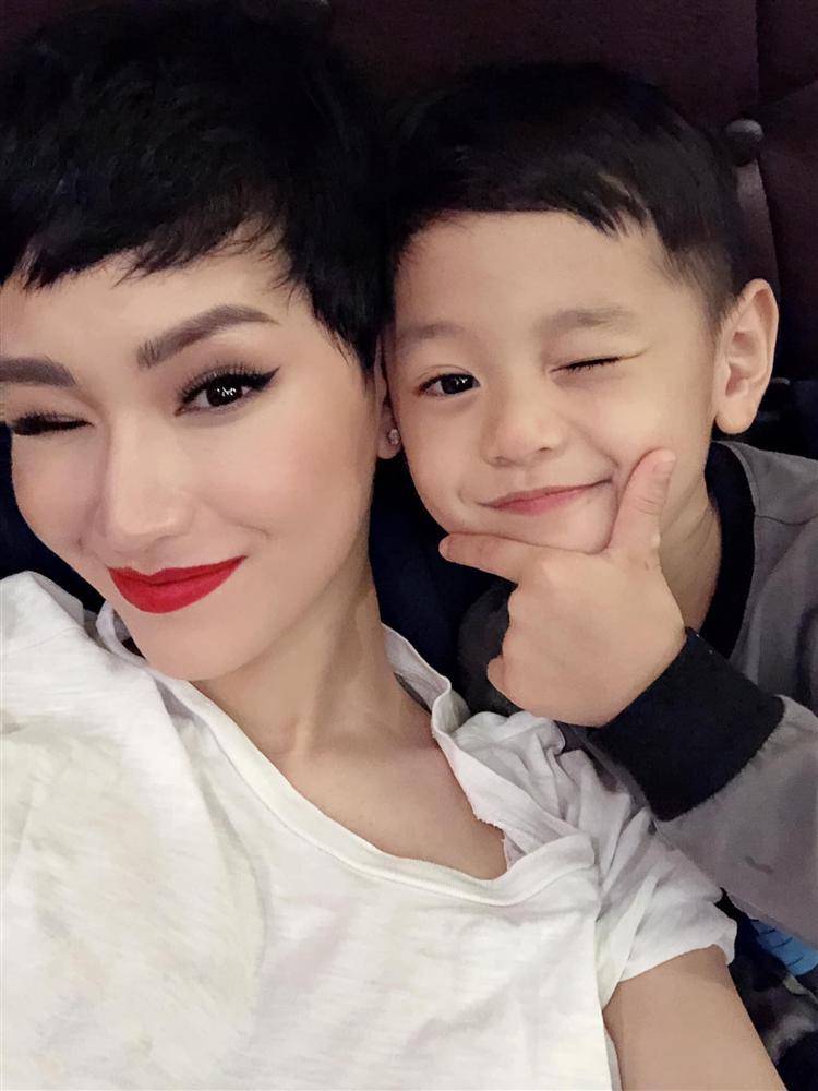 Trà My Idol hoá trang Halloween cho 2 quý tử nhìn cưng muốn xỉu lên xỉu xuống-9