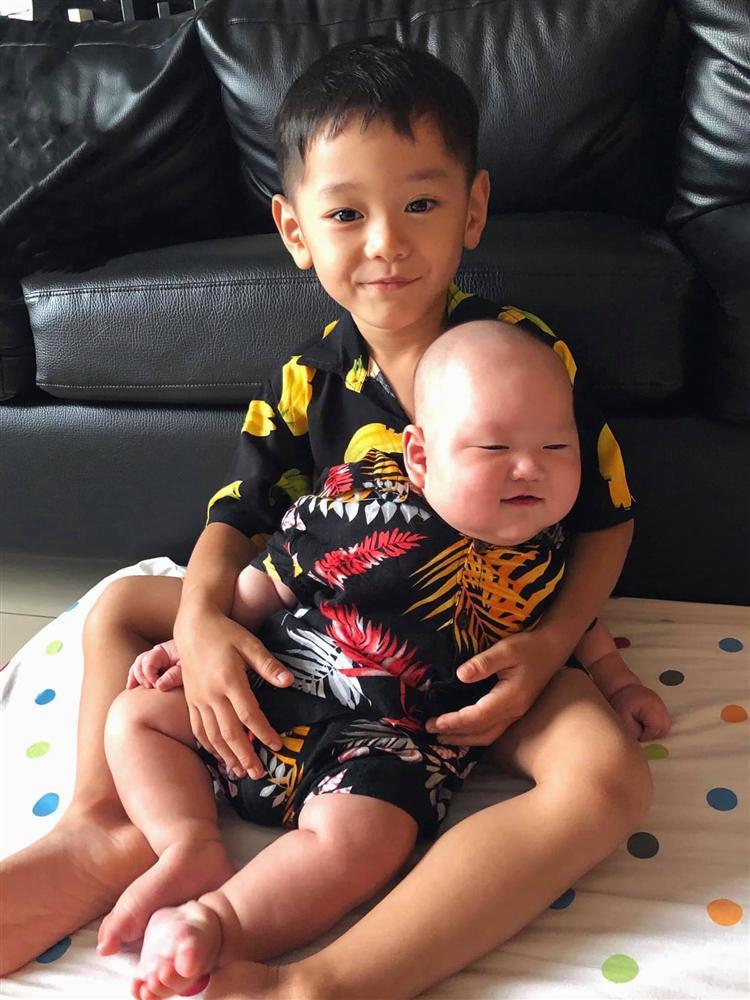 Trà My Idol hoá trang Halloween cho 2 quý tử nhìn cưng muốn xỉu lên xỉu xuống-11