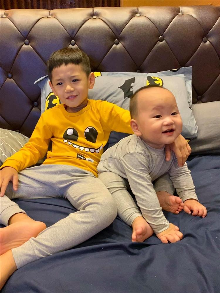 Trà My Idol hoá trang Halloween cho 2 quý tử nhìn cưng muốn xỉu lên xỉu xuống-12