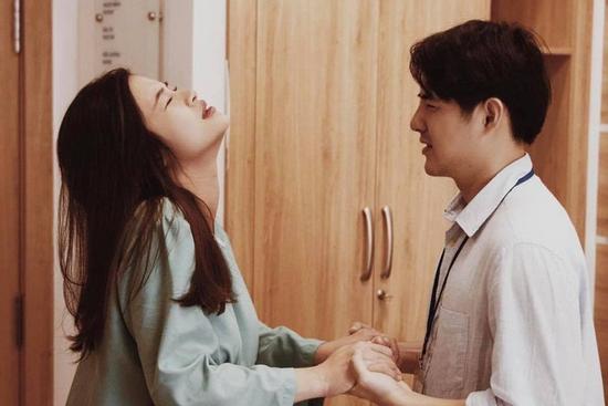 Dân mạng đứng về phía Đông Nhi - Ông Cao Thắng khi cặp đôi bị chỉ trích 'làm màu' vì khoảnh khắc sinh nở