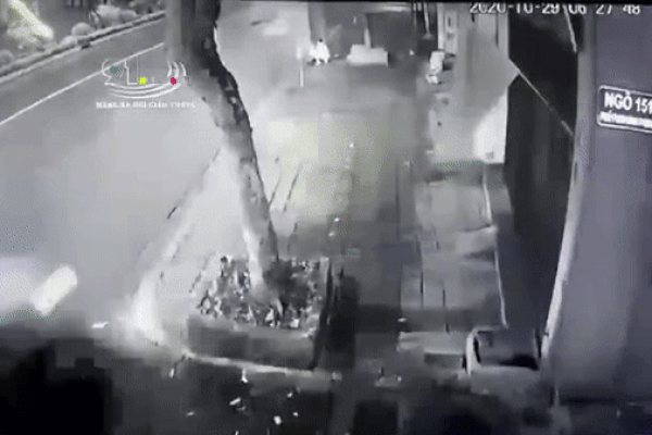 Xe 7 chỗ lao lên vỉa hè đâm cụ bà rồi bỏ chạy, phẫn nộ nhất là hành động sau đó