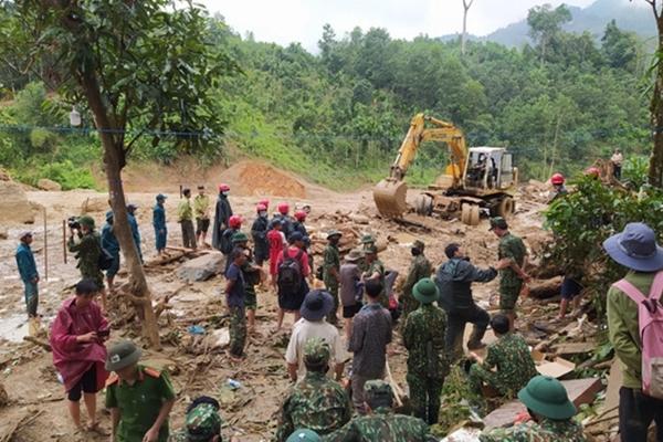 500 cán bộ, chiến sĩ cùng chó nghiệp vụ dầm mưa tìm người mất tích ở Trà Leng-17