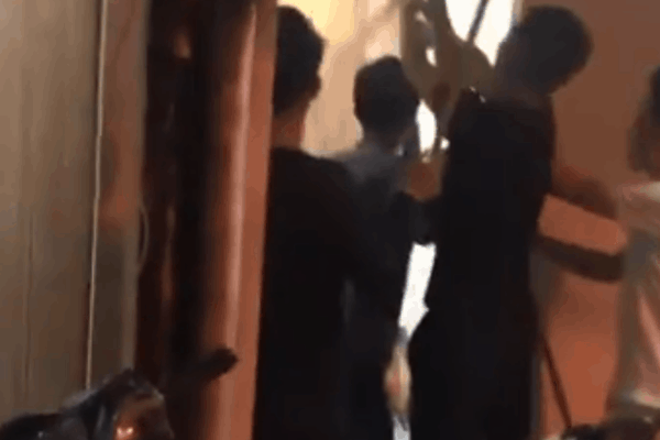 Thấy kẻ lạ ngồi trên nóc nhà WC nữ, cả xóm cầm gậy vây bắt: Xuống đây nói chuyện! Tao đếm đến 3-1