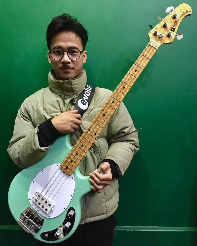 Sự thật về clip người đàn ông ngăn bão số 9 trên mạng xã hội-2