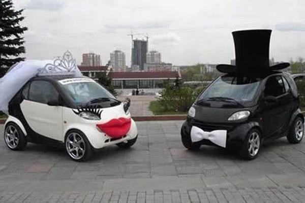 Cô gái lao ra giữa đường chặn xe hoa, quyết không cho bạn trai cũ lấy vợ-1