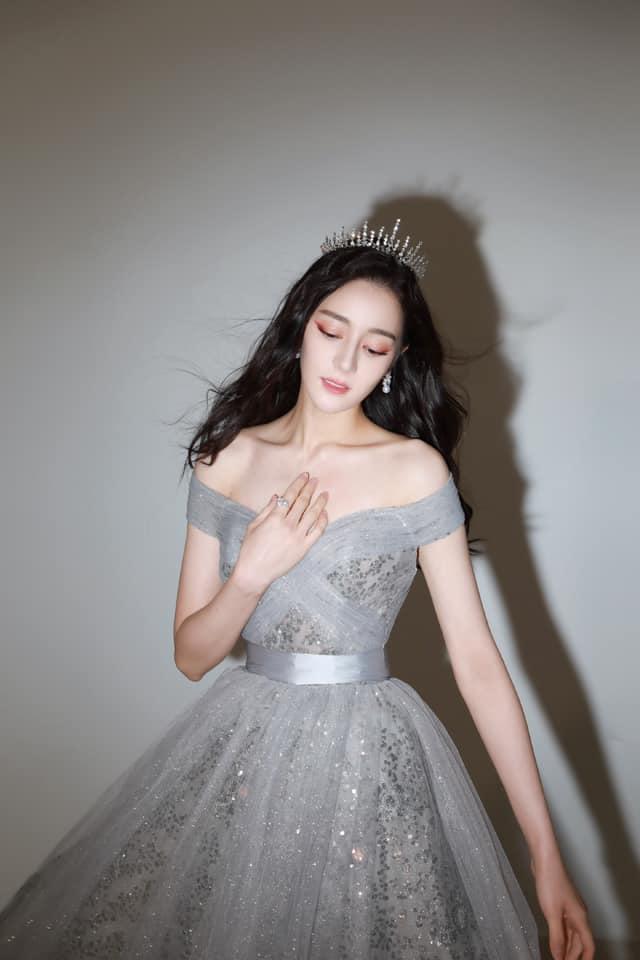 Địch Lệ Nhiệt Ba đổi style công chúa, so kè nhan sắc Dương Mịch trong cùng sự kiện-11