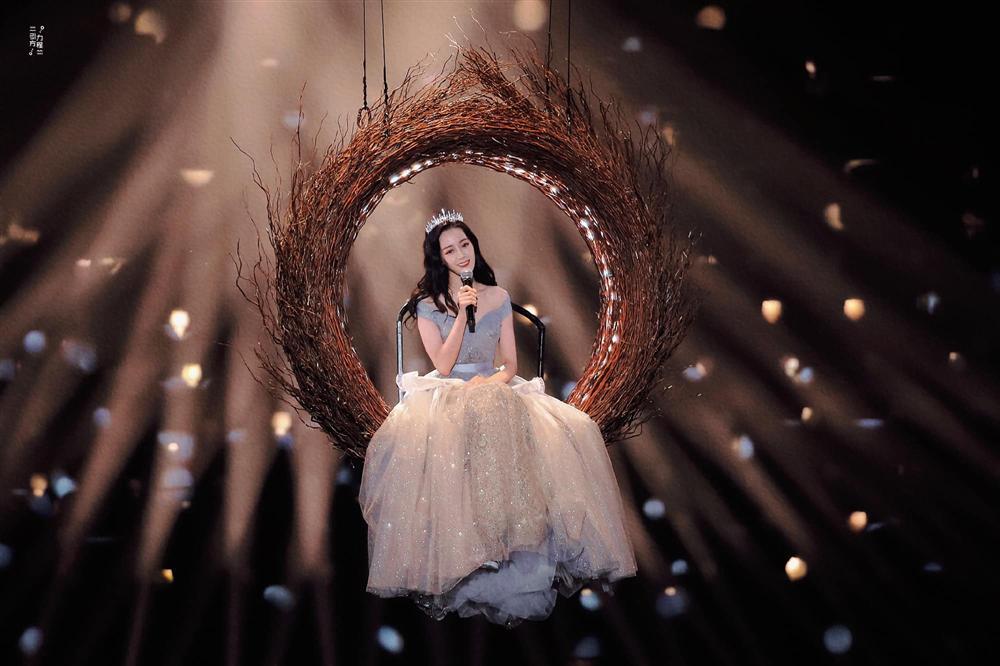 Địch Lệ Nhiệt Ba đổi style công chúa, so kè nhan sắc Dương Mịch trong cùng sự kiện-12