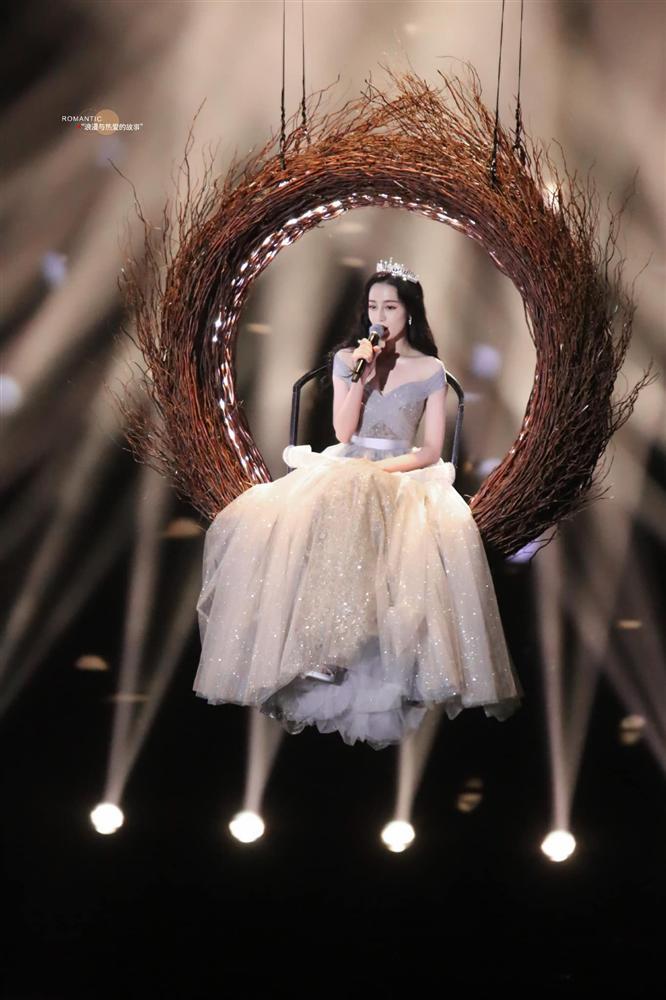 Địch Lệ Nhiệt Ba đổi style công chúa, so kè nhan sắc Dương Mịch trong cùng sự kiện-13