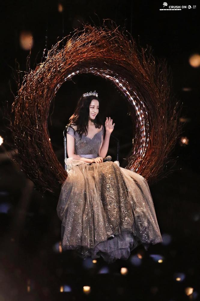 Địch Lệ Nhiệt Ba đổi style công chúa, so kè nhan sắc Dương Mịch trong cùng sự kiện-15