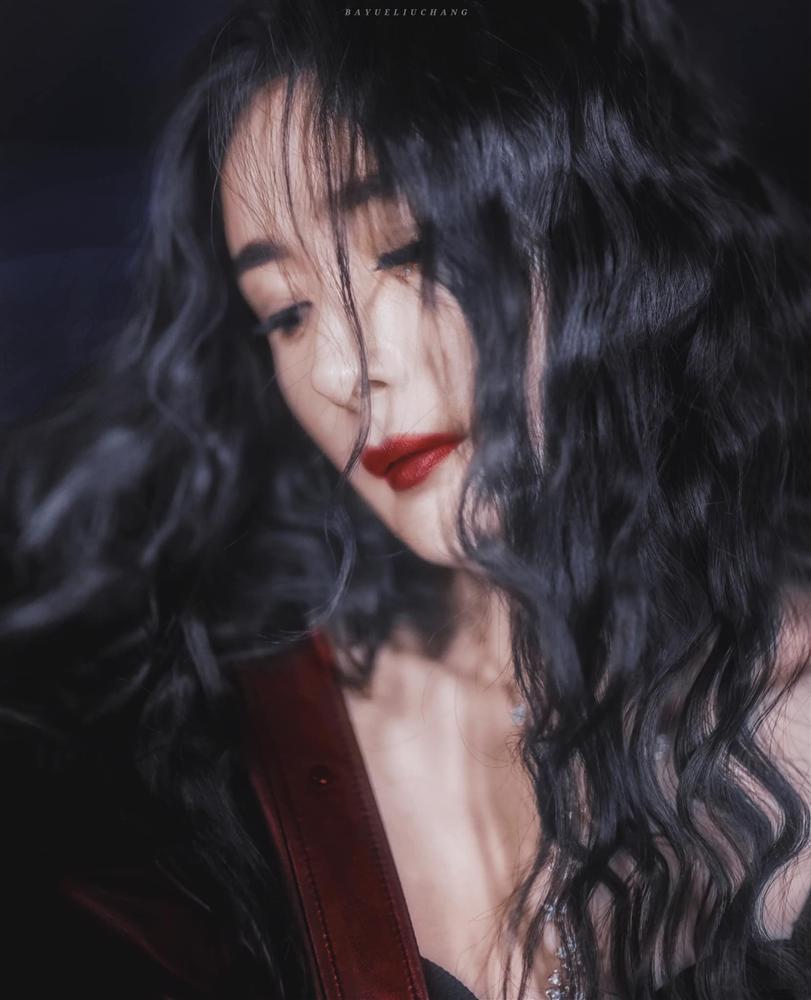 Địch Lệ Nhiệt Ba đổi style công chúa, so kè nhan sắc Dương Mịch trong cùng sự kiện-1