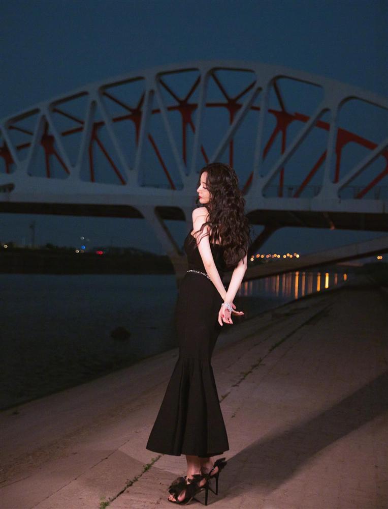 Địch Lệ Nhiệt Ba đổi style công chúa, so kè nhan sắc Dương Mịch trong cùng sự kiện-5